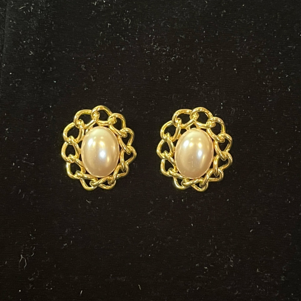Vintage Gold Tone Oval Pearl earrings with chain design.